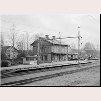 Vindeln station med gamla stationshuset okänt år efter 1941 (då elektrifieringen blev klar), troligen på 1950-talet. Bild från Järnvägsmuseet. Foto: Okänd. 
