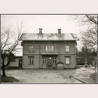 Vindeln station, gamla stationshuset från gatusidan på 1950-talet. Bild från Järnvägsmuseet. Foto: Okänd. 