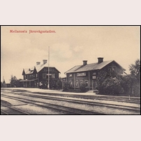 Mellansel station okänt år med stationshuset till vänster och järnvägsrestaurangen till höger. Okänt vykort. Foto: Okänd. 