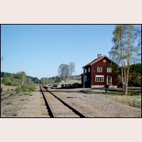 Långbansände station i maj 1969. Bilden är tagen för "Örebro banregion SJ Regionskontoret. Fotoneg för stationshus" och hämtad från Järnvägsmuseet. Foto: Okänd. 
