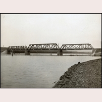 Bron över Rörströmsälven okänt år, troligen kort tid efter att bron byggts i mitten av 1910-talet. Bild från Järnvägsmuseet. Foto: Okänd. 