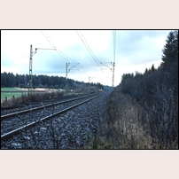 Avelsäter station den 5 november 1991. Foto i nordostlig riktning (mot Säffle). Rälsen på rundspåret är borta men sliprarna ligger kvar. Även kontaktledningen är kvar, något förvånande.  Foto: Peter Berggren. 