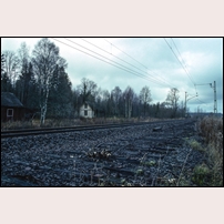 Avelsäter station den 5 november 1991. Foto mot sydväst (mot Åmål). Byggnaderna har inget med järnvägen att göra. Foto: Peter Berggren. 