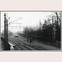 532 Almedal, till vänster i bakgrunden omkring 1940. Tyvärr gömmer sig stugan bakom en kontaktledningsstolpe och en vägövergångsportal. Bild från Järnvägsmuseet. Foto: Okänd. 