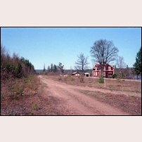Finnshyttan station den 11 maj 1988. Trafiken nedlades 1975 och marken för den forna stora bangården ligger ännu outnyttjad. Men det har planterats träd som numera (2024) vuxit sig stora. Foto: Peter Berggren. 