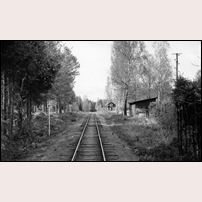 Mark station, infarten från söder den 26 maj 1962. Det var sista dagen som bandelen Örebro - Pålsboda trafikerades. Bild från Järnvägsmuseet. Foto: Okänd. 