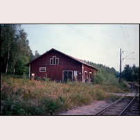 Råda station, det stora godsmagasinet den 28 juli 1986. Det har varit dubbelt så stort men avkortades någon gång mellan 1961 och 1972. Före år 2000 togs det bort helt. Foto: Peter Berggren. 