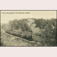 Garnvik hållplats på ett okänt vykort skrivet 1911. Man ser inte något av hållplatsen trots att den är omnämnd på vykortet. Den låg på andra sidan tåget, ungefär mittför lokets tender. Bild från Järnvägsmuseet. Foto: Okänd. 