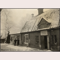 Liljeholmen station, provisoriskt stationshus som användes 1909-1910 innan det nya kunde tas i bruk 1910. Varför det äldsta stationshuset som revs först 1912 inte kunde användas är okänt. Bild från Järnvägsmuseet. Foto: Okänd. 