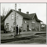 Köinge station 1959, samma år som banan lades ned här förbi. Mannen vid T-semaforen är stationsföreståndaren G. Strömbäck (uppgift ur Leif Elgh, Falkenbergs Järnväg, 1988). Foto: Okänd. 