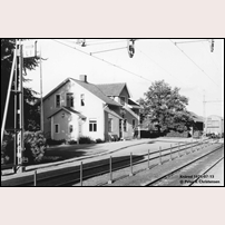 Knäred station den 13 juli 1971. Då var person- och godstrafik kvar (och även klockan fanns kvar). Persontrafiken lades ner 1976. Foto: Peter V. Christensen. 