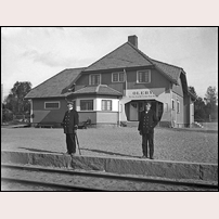 Oleby station sommaren 1915 med stationsinspektoren Nils Hultberg och stationskarlen Otto Larsson på perrongen. Bilden är hämtad från Facebookgruppen Fryksdalsbanan - Sveriges vackraste järnväg och har inlagts där av Håkan Larsson, sonson till Otto Larsson. Foto: Okänd. 