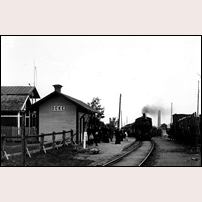 Ocke håll- och lastplats okänt år efter ca 1904. Hållplatsbyggnaden är den nya. Bild från Jamtlis bildarkiv. Foto: Hans Jonsson, Ocke. 