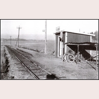 Funbo hållplats 1966, med väntkur, en plattform med kant av betong och en s.k. plåtstins. Cykelställ med tak, inte illa. Bild från webbsidan https://lennakatten.se. Foto: Okänd. 