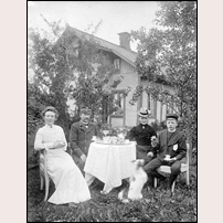 Bärby station före 1910. I stationsträdgården har föreståndaren Per August Svensson slagit sig ned med hustrun Eva Karolina (t.h.) och deras son August Natanael. Kvinnan till vänster är Augusta Lundin, maka till handlanden Johan Lundin i Bärby (som tagit bilden). Svensson var stationsföreståndare här mellan 1905 och 1918. Sonen var född 1892. Därav kan man sluta sig till att bilden är från tiden mellan 1905 och ca 1908. Bild från Upplandsmuseet. Foto: Johan Lundin. 