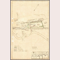 372 Landsbro. Ritning över banvaktsstugan med tomt, upprättad av SJ:s 26 bansektion år 1961. Stugan försörjdes ännu vid den tiden med vatten från stationsområdet (blå streckad linje), medan avloppet var anordnat enklaste möjliga väg (röd streckad linje). I försäljningsvillkoren år 1963, ingick skyldighet för köparen att snarast begära anslutning till kommunalt vatten- och avloppsnät. Kopia av ritning i Landsarkivet i Göteborg. Foto: Sven Olof Muhr. 