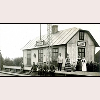 Äspinge station okänt år. Med hänsyn till stavningen av stationsnamnet bör bilden inte vara yngre än från omkring 1910. Bild från www.gammalstorp.se.  Foto: Okänd. 