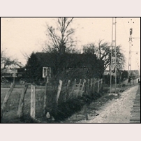 314 Rösavi 1938. Bilden är en delförstoring av en bild från Järnvägsmuseet, f.ö. samma bild som annorlunda beskuren lagts in på objektet Sannaheds hållplats. Som synes ligger stugan här i sitt ursprungliga läge mycket nära vägövergången och järnvägen. Den skulle senare komma att flyttas lite söderut och längre bort från järnvägen. Foto: Okänd. 