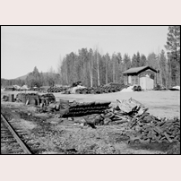 Överhogdals grusgrop den 24 mars 1973. Att skrotning av vagnar pågår är tydligt. I bakgrunden syns den lilla stugan som omnämns i texten nedan. Foto: Jöran Johansson. 