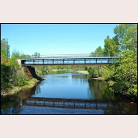 Bron över Hedströmmen vid Skinnskatteberg den 19 maj 2024. Bilden är tagen i nordlig riktning från landsvägsbron för väg 233 byggd 1933. Foto: Sven Erik Berving. 