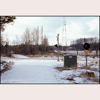 Gimo station den 6 februari 1975, utfarten västerut mot Dannemora - Örbyhus. Till vänster kvarligger den gamla banvallen för smalspårslinjen till Faringe. Foto: Jan-Anders Wihrén. 