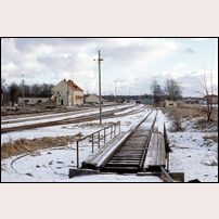 Gimo station den 6 februari 1975. Det har gått fem år sedan Gimo var slutpunkt på normalspåret från Örbyhus - Dannemora, men ännu ligger vändskivan kvar utan att ha något att göra. Foto: Jan-Anders Wihrén. 