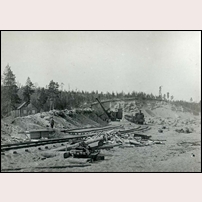 Gallbergsträsk grusgrop omkring 1910, en mäktig grusås alldeles invid järnvägsspåret var en värdefull tillgång för banbyggarna. Foto: Okänd. 