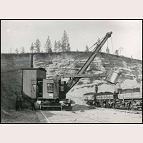 Gallbergsträsk grusgrop omkring 1910. Den bredspåriga ånggrävmaskinen är byggd av Orenstein & Koppel, mest känd som tillverkare av smalspåriga ånglok. Bild från Järnvägsmuseet. Foto: Okänd. 