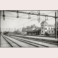 Frövi station 1934 - 1940. En liten tillbyggnad har gjorts vid den västra kortsidan av stationsbyggnaden, skorstenarna har bytt skepnad, annars är det få förändringar jämfört med den 50 år äldre bilden. Bild från Järnvägsmuseet. Foto: Samuel Lindskog. 