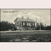 Hörnsjö station troligen på 1910-talet. Det fina stationshuset var av den populära Hällnäsmodellen, som fortfarande kan beses i bl.a. just Hällnäs, Nyåker och Ånn. Bild från Järnvägsmuseet. Foto: Okänd. 