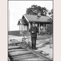 257 Loshult norra okänt år. Den fina bilden kommer från Loshults Hembygdsförenings samling av glasplåtar som fotografen Axel Olsson (1898-1976) lämnat efter sig. Det uppges att Olsson skaffade sin första kamera under sin värnpliktstjänstgöring på Gotland. Det betyder att bilden knappast kan vara äldre än från omkring 1920.                            

Tyvärr framgår inte vem banvakten är av de tre som tjänstgjorde här under den tid bilden kan vara tagen. Frånvaron av andra familjemedlemmar skulle kunna peka på banvakten Löf som bodde här ensam men endast ett år och då var han strax under 60 år gammal. Bildens banvakt ser yngre ut.

Banvakten Albin Karlsson kom hit 1936, men det är svårt att tro att en så gammal typ av dressin, med träram, var i bruk så långt fram i tiden.

Man kan därför anta att bilden visar banvakten Klaes Johan Johansson som tjänstgjorde här under många år fram till 1934. Han var född 1874 och således 46 år 1920. Det kan stämma bättre med åldern på banvakten på bilden. Dessutom stämmer dressinens ålder bättre. Obs! Synpunkter på vem banvakten är och när bilden är tagen tas tacksamt emot! Foto: Axel Olsson. 
