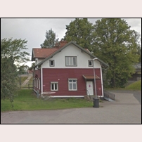 Banmästarebostaden i Ludvika i augusti 2019. Ett störande inslag i form av en personbil har retuscherats bort. Bild från Google Streetview. Foto: Okänd. 