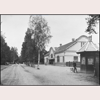 Sandviken station omkring 1920 från den mer sällan fotograferade gatusidan. Den tidstypiska kioskbyggnaden tillförde stationsmiljön ett betydande mervärde. Vykort från Calegi Vykortslager på bild från Järnvägsmuseet.  Foto: Okänd. 
