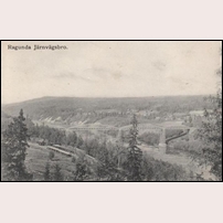 Indalsbron lastplats med gamla bron över Indalsälven i bakgrunden, okänt år. Okänt vykort på bild hämtad från Facebook.  Foto: Okänd. 