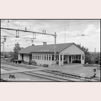 Dals Rostock station omkring 1942, då stationshus nummer 2 var nybyggt. Vykort från O. Lilljeqvist, Dals Långed. Foto: Okänd. 