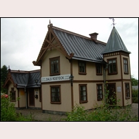 Dals Rostock station, det senaste stationshuset är utfört i skala 1:2. Det går att gå in i byggnaden men man får huka sig. Foto: Jöran Johansson. 