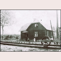 Deje, banmästarstugan med all sannolikhet år 1907. På bilden ses banmästaren Herman Olsson med familj, från vänster sonen Hugo, f. 1903, utvandrad till Amerika 1922, banmästaren Olsson, sonen Helmer, senare Kärnhed (1904-1994), sonen Knut (1906-1963) och hustrun Augusta Eleonora. Bilden är hämtad från Facebookgruppen NKlJ Nordmark Klarälvens Järnväg - järnvägen i våra hjärtan. Foto: Okänt. 