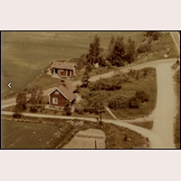 Hidingsta 1957§. Stugan ligger ovanligt långt från järnvägen och är orienterad efter landsvägen. Foto: Okänd. 