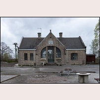 Mosås station den 19 april 2015. Sommarens utemöbler är redan framtagna - eller står fortfarande framme. Foto: Peter Berggren. 