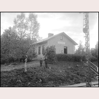 Skogsgärde station okänt år. Högst sannolikt är det banvakten Janne Johannesson med sonen Karl som poserar för fotografen. Bilden bör då vara tagen ganska snart efter inflyttningen här 1914. Den är hämtad från från Drängsereds Hembygdsförening. Foto: Hugo Bengtsson, Drängsered. 