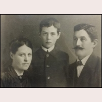 Janne Johannesson med hustru Inez och sonen Karl, f. 1907, en liten prydlig banvaktsfamilj. Bilden är svår att datera, men bör vara från början av 1920-talet. Bild från Drängsereds Hembygdsförening. Foto: Okänd. 