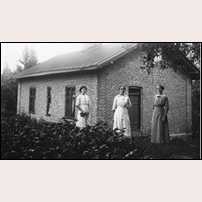 Skogsgärde station troligen på 1910-talet. Damerna är okända. Bild från Drängsereds Hembygdsförening. Foto: Okänd. 