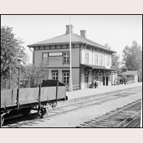 Anundsjö station omkring 1935. Stationshuset är av den trevliga Hällnäsmodellen, här med valmat tak. Bild från Järnvägsmuseet. Foto: Ragnar Malm. 