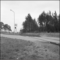 Lyckeberg hållplats för rälsbussar omkring 1970. Trafiken är nedlagd sedan några år, plattformen ligger öde och plåtstinsen är borttagen. Aldrig mer ska något tåg stanna här för trafikutbyte. Bild från Järnvägsmuseet. Foto: Sven Ove Lundberg. 
