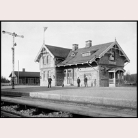 Hjortsberga station. Om unionsflaggan är autentisk måste bilden vara tagen 1905. Bilden är hämtad från Norra Allbo hembygdsförenings webbsida. Foto: Okänd. 