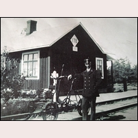 178 Röd okänt år. På bilden poserar banvakten Erik Sjöberg som kom hit 1937. Observera att bortom dressinens "styre" står en så kallad brickstolpe. Sådana fanns vid bevakningssträckans bägge ändar och vid stugan. På dessa stolper skulle banvakten hänga kontrollbrickor av plåt försedda med en 1:a eller 2:a. Beroende på dagens datum skulle olika brickor användas och således bytas varje dag. Därigenom kunde lokförare och inspekterande befäl se att brickorna var bytta i vederbörlig ordning och banan inspekterats. Bilderna är bidrag från banvaktsparet Sjöbergs dotter Dorthy Göransson, förmedlade av Bertil Zetterberg, Sävsjö Hembygdsförening. Foto: Okänd. 