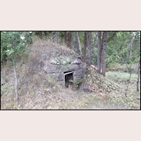 471 Stensätter den 12 september 2019. Av stugan återstår ingenting, men den solida jordkällaren ligger kvar. Foto: Jöran Johansson. 