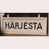 141 Härjesta, namnskylten renoverad på 1980-talet. Foto: Jöran Johansson. 