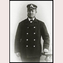 Den förste banvakten i denna stuga, Gustaf Adolf Johansson, stilig i sin uniform. Okänd bildkälla. Foto: Okänd. 