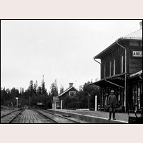 137B Anundsjö omkring 1910. Fotoriktning söderut (järnvägsmässigt) eller västerut (geografiskt). Stugans lilla utbyggnad har här sadeltak och entrédörr mot banan (den står öppen). Lägg märke till den ålderdomliga skivsignalen. Bild från Järnvägsmuseet. Foto: Torsten Laurell. 
